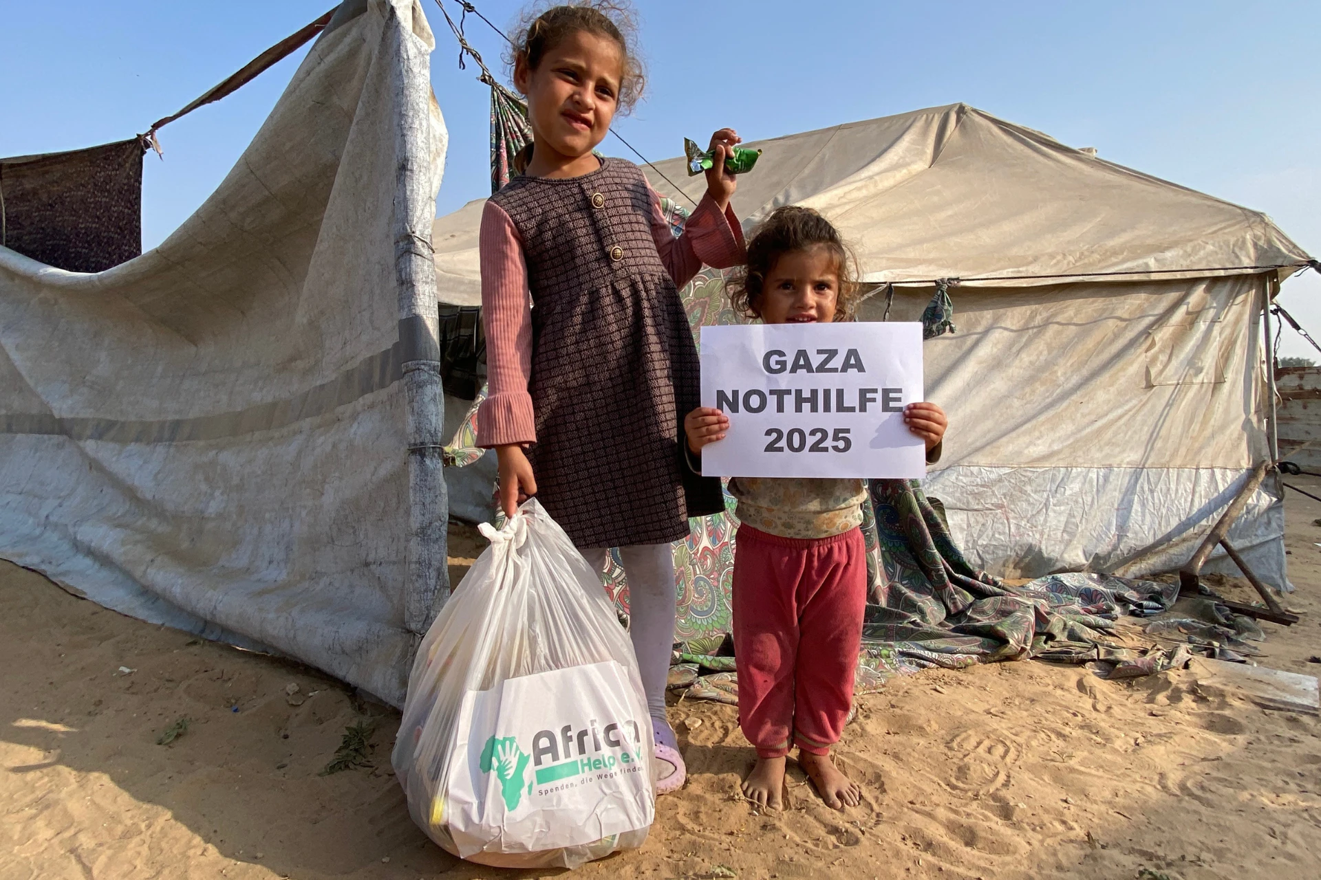 Kind in Gaza friert im Winterzelt