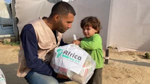 Africa-Help Essensverteilung in Gaza an ein kleines Kind