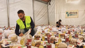 Africa Help Team vorbereitung der Lebensmittel